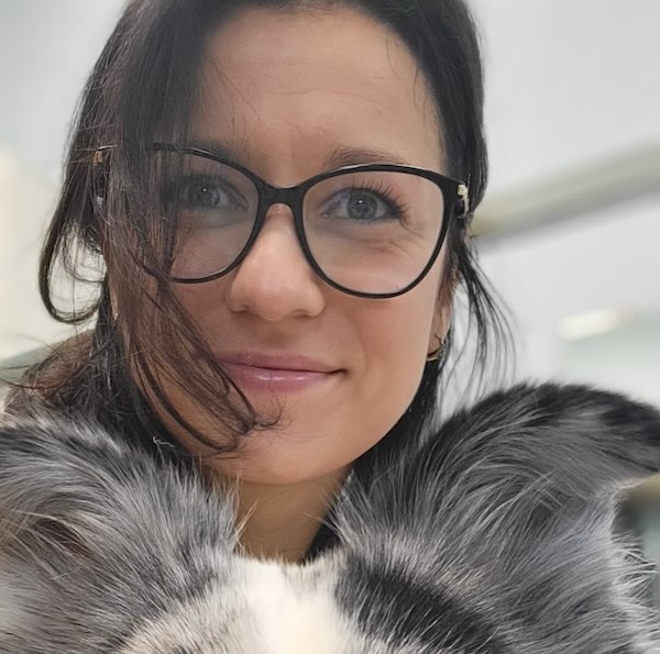 Kasia - groomer i właścicielka salonu Barber na 4 łapy, z psem rasy australian shepherd